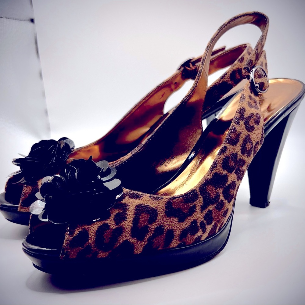 Cute Anne Klein Heels Size 6.5 Med Leopard Fabric-Patten Leather Heels-Preowned